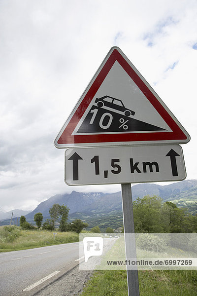 Frankreich  Straßenschild  Hautes-Alpes