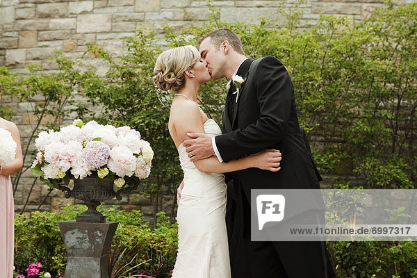 Braut und Bräutigam küssen