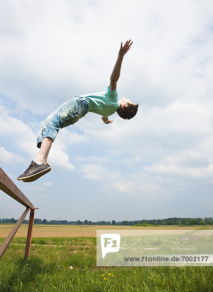 Junge - Person  springen  Trampolin
