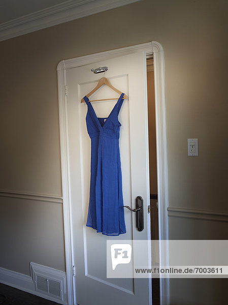 Tür  hängen  Kleid