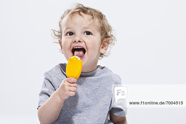 Portrait  Junge - Person  Eis  Genuss  essen  essend  isst  Sahne