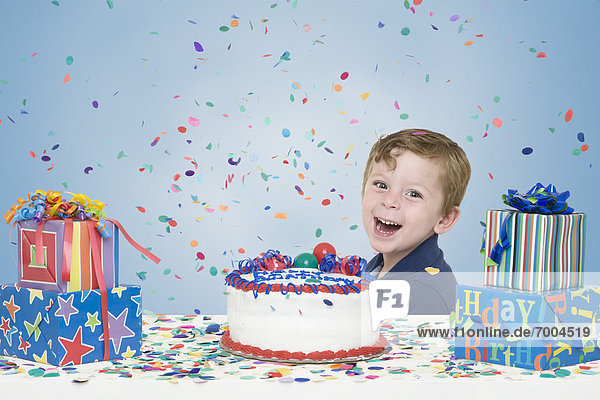 Geburtstagsgeschenk  Junge - Person  Geburtstag  Kuchen  jung