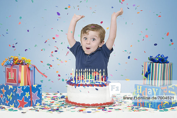 Geburtstagsgeschenk  Junge - Person  Geburtstag  Kuchen  jung