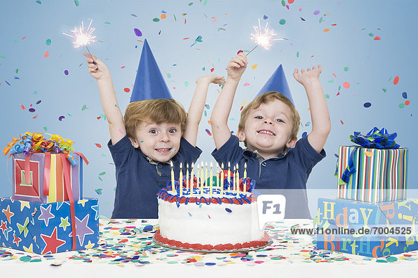 Geburtstagsgeschenk  Junge - Person  halten  Zwilling - Person  Geburtstag  Kuchen  Wunderkerze