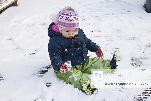 sitzend  Boden  Fußboden  Fußböden  Kleidung  Mädchen  Baby  Schnee