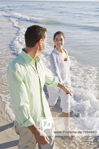 Paar Wandern am Strand