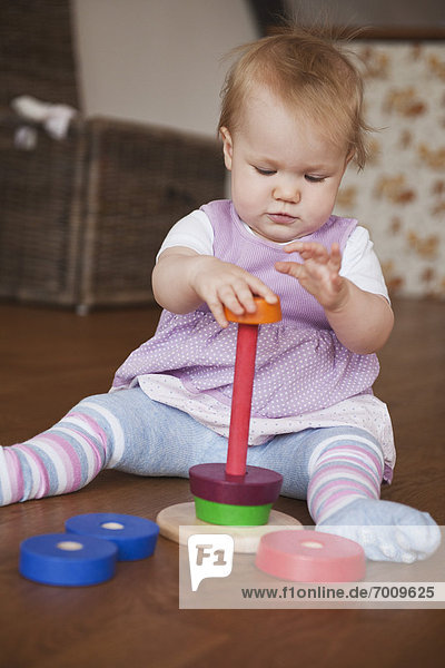 sitzend  Boden  Fußboden  Fußböden  Spielzeug  Mädchen  Baby  spielen