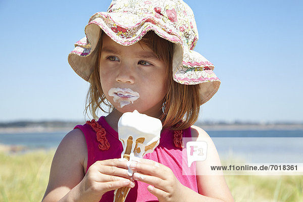 Mädchen essen Eis am Strand