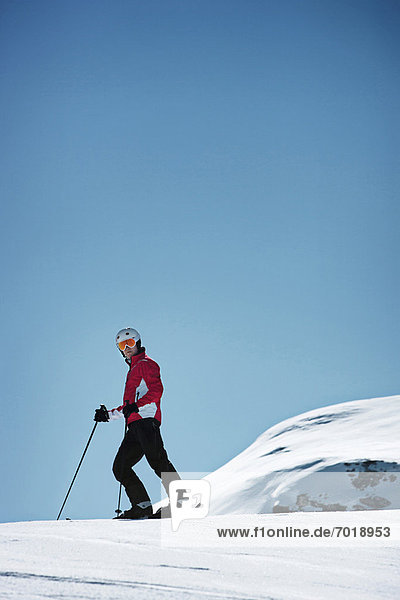 Skifahren auf verschneiter Piste