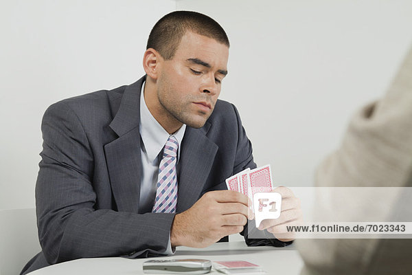 Geschäftsmann beim Kartenspielen