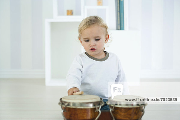Baby Junge spielt Schlagzeug