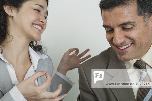 Geschäftsfreunde lachen zusammen  Frau hält Hände in Mudra