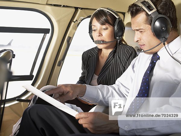 sprechen  Wirtschaftsperson  Headset  2  Hubschrauber  Kleidung