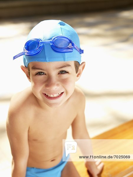 Erhöhte Ansicht Aufsicht Portrait Junge - Person Schutzbrille Mütze Kleidung schwimmen Junge trägt Schwimmkappe und Schwimmbrille