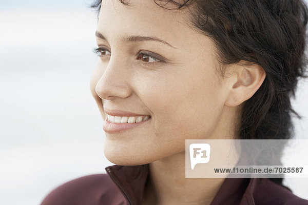 Young woman smiling (close-up)