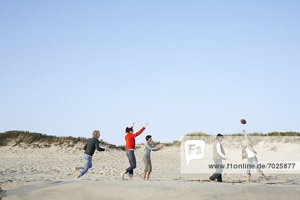 Mensch  5  Menschen  Strand  Ball Spielzeug  spielen