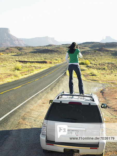 Vereinigte Staaten von Amerika  USA  Handy  Dach  Rückansicht  benutzen  Frau  Auto  Moab  Utah