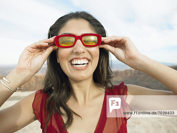 anprobieren  Portrait  Frau  bizarr  Mittelpunkt  Sonnenbrille  Erwachsener