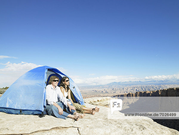 Vereinigte Staaten von Amerika  USA  sitzend  Steilküste  Zelt  jung  Moab  Utah