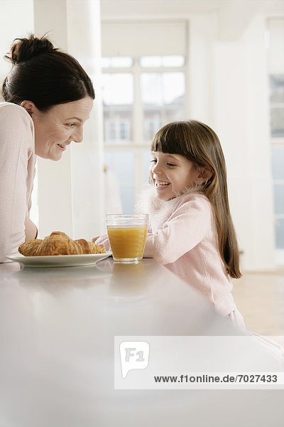 Küche  Mädchen  Mutter - Mensch  Frühstück  Tresen