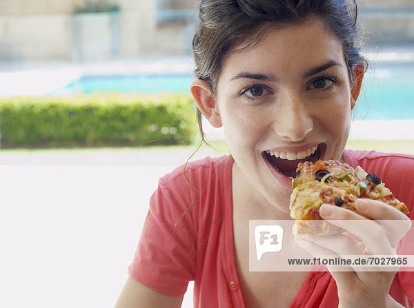 Frau jung Pizza essen essend isst