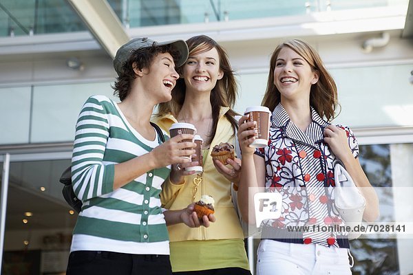 niedrig  Jugendlicher  Kaffee  Kuchen  Ansicht  Flachwinkelansicht  trinken  3  Mädchen  ausführen  essen  essend  isst  Winkel