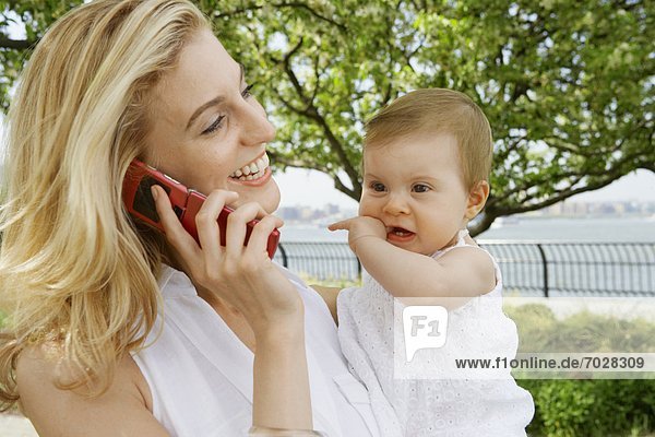 Handy  sprechen  Mädchen  Mutter - Mensch  Baby