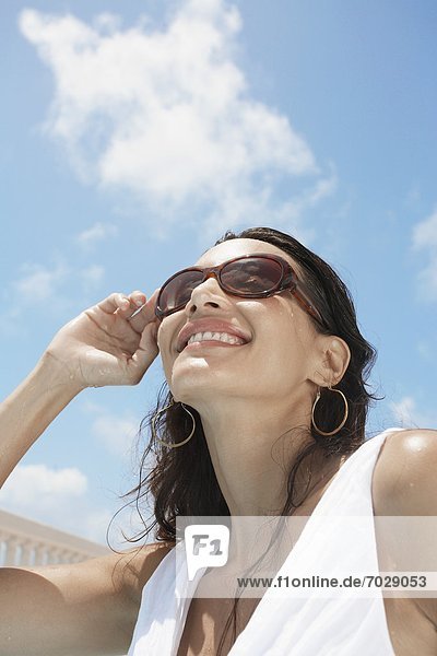 niedrig  Frau  Ansicht  jung  Flachwinkelansicht  Kleidung  Sonnenbrille  Winkel