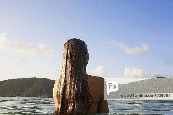 Vereinigte Staaten von Amerika  USA  stehend  Frau  nass  Ozean  lang  langes  langer  lange  Rückansicht  Ansicht  Amerikanische Jungferninseln  Haar