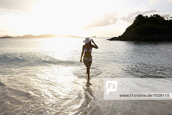 Vereinigte Staaten von Amerika  USA  Frau  gehen  Bikini  Ozean  jung  Amerikanische Jungferninseln
