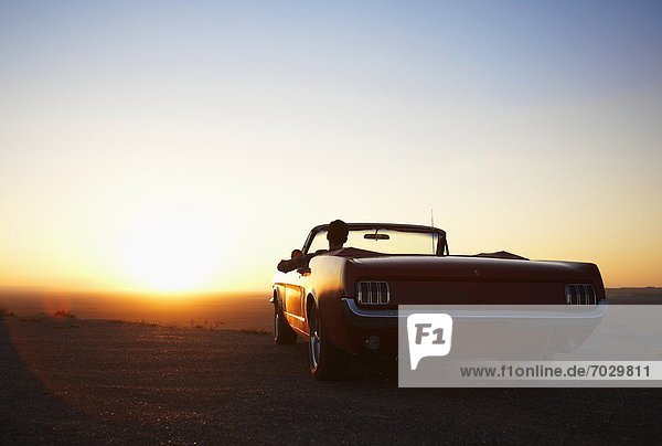 Vereinigte Staaten von Amerika  USA  Mann  sehen  Cabrio  Sonnenuntergang  Arizona  jung
