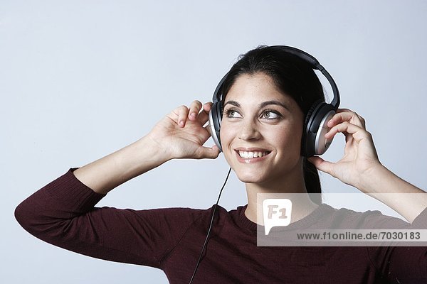 Junge Frau hört mit Kopfhörer