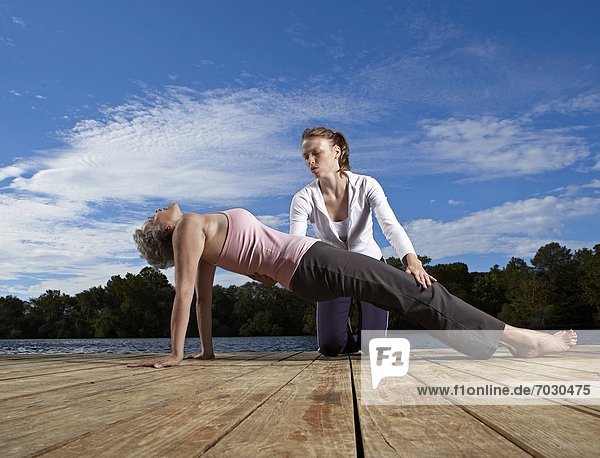 Frau unterrichten reifer Erwachsene reife Erwachsene Mittelpunkt Yoga Erwachsener