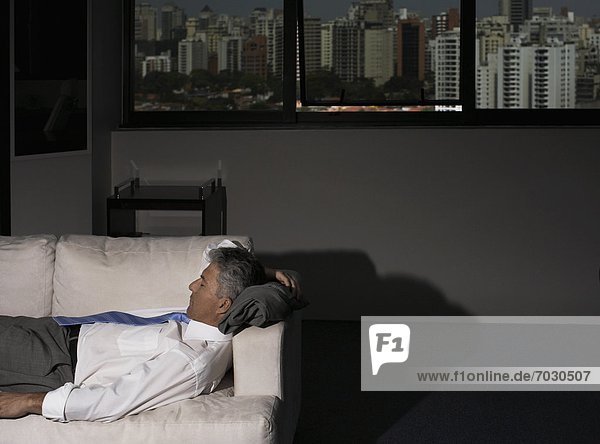 Geschäftsmann  schlafen  reifer Erwachsene  reife Erwachsene  Büro  Couch