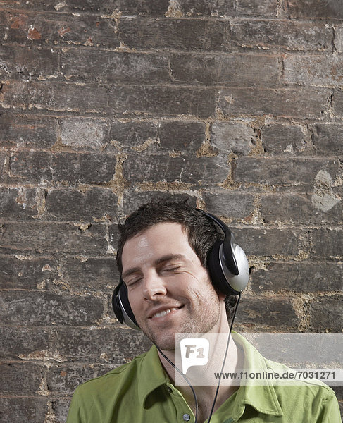 Mann  zuhören  Kopfhörer  Erwachsener Mittleren Alters  Erwachsene Mittleren Alters