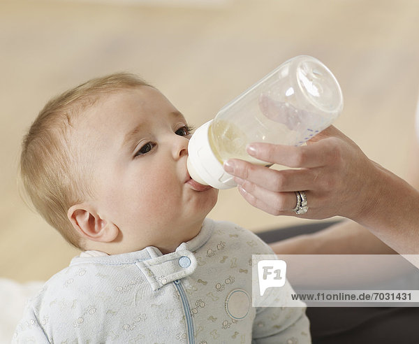 Junge - Person  lutschen  Baby  Flasche  Milch
