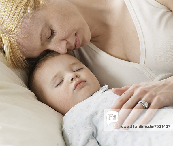 Junge - Person  schlafen  Mutter - Mensch  Baby