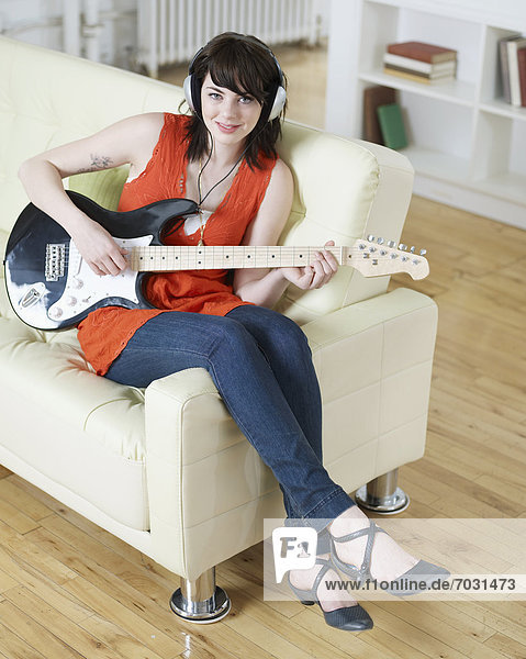 Frau  Couch  Gitarre  jung  Elektrische Energie  spielen