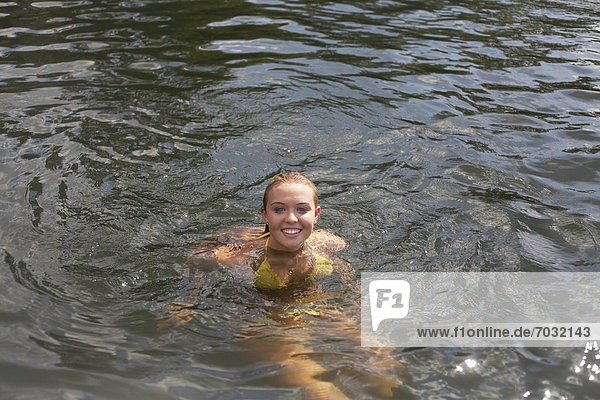 Jugendlicher  schwimmen  Mädchen