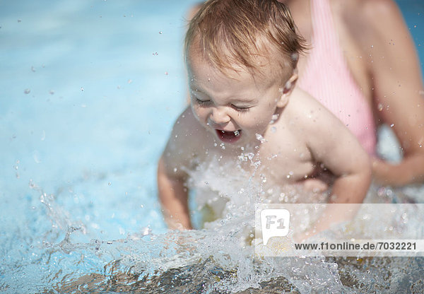 Wasser Junge - Person planschen Baby