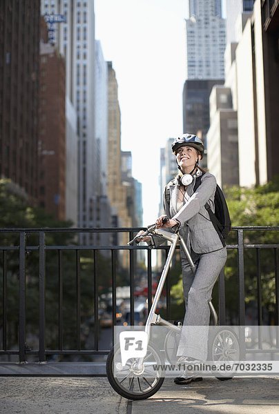 Geschäftsfrau  Erwachsener Mittleren Alters  Erwachsene Mittleren Alters  Fahrrad  Rad