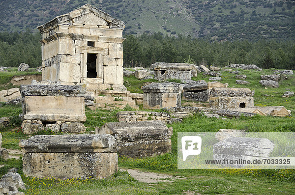 Türkei  Westanatolien  Provinz Denizli  Pamukkale  Hierapolis  Nekropolen  Gräber.