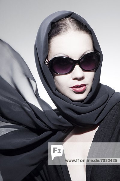Frau mit Sonnenbrille und Kopftuch mund