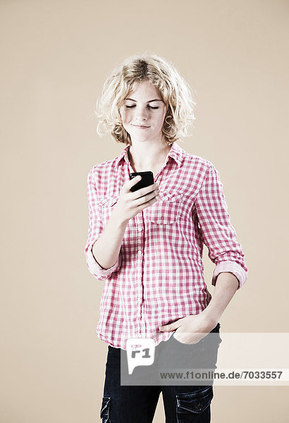 Teenagerin mit Smartphone