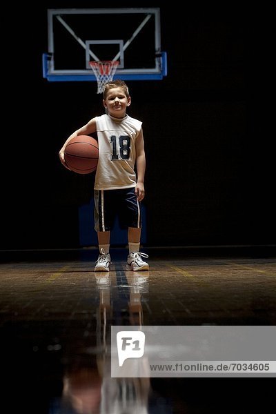 stehend  Junge - Person  Basketball  jung  Gericht