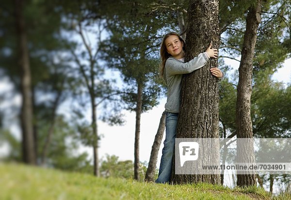 Laubwald umarmen Baum jung Mädchen