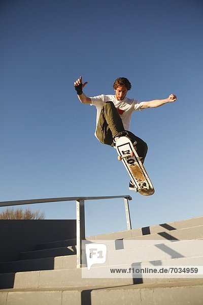 niedrig  Skateboarder  Ansicht  jung  Flachwinkelansicht  Winkel