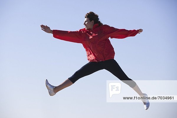 Frau  springen  In der Luft schwebend  Athlet