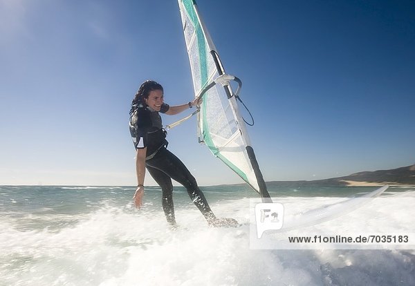 Frau  jung  Windsurfing  surfen