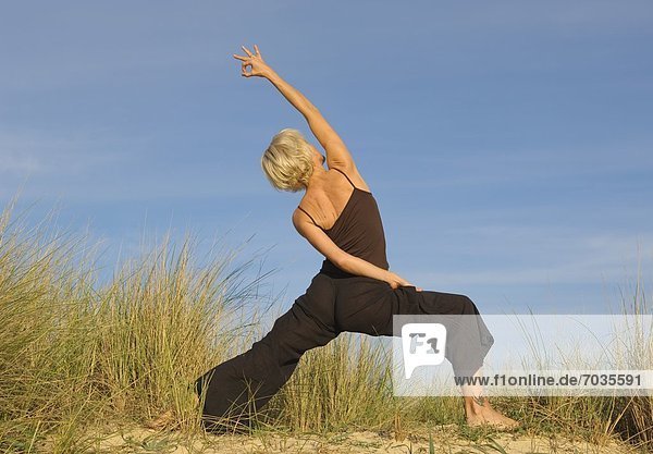 Frau Strand reifer Erwachsene reife Erwachsene Yoga 02 Position